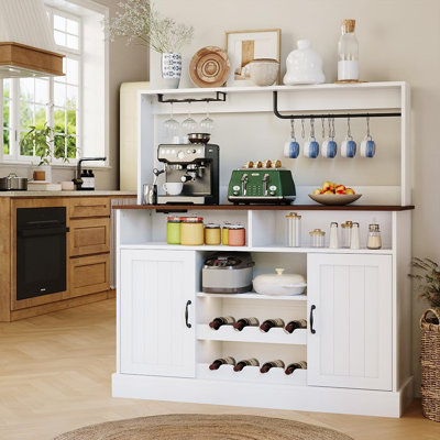 Table basse Farmhouse, armoire buffet de 47 po avec rangement, porte-verres à vin, 5 crochets, prises de courant intégrées et tablettes réglables pour la cuisine ou le salon