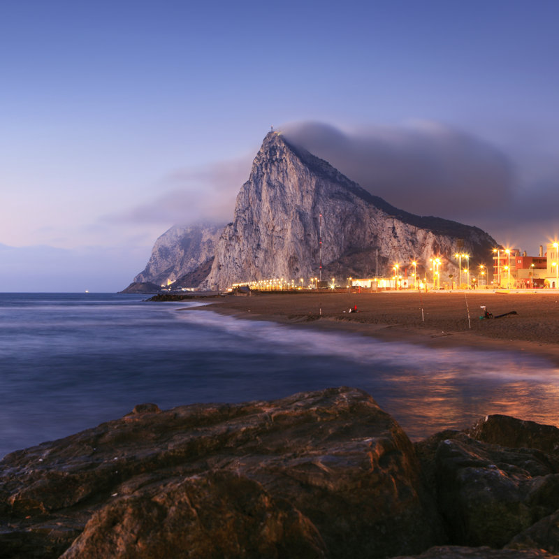 «Gibraltar at Dawn» par Swilmor - Photographie sur toile tendue, L 12 po x H 12 po