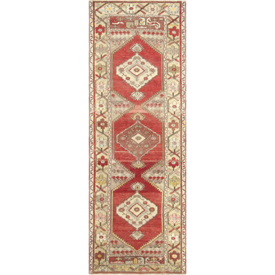 Tapis de couloir unique en laine noué à la main des années 1960 de 3 pi x 8 pi 7 po en rouge / beige / ivoire