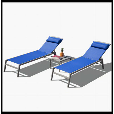 Ensemble de chaises longues pour patio, ensemble de 3 chaises longues de piscine à dossier réglable en aluminium de qualité supérieure avec tissu Textilene, fauteuils inclinables confortables pour bronzer avec repose-tête doux (bleu, 2 chaises longues + 1 table)