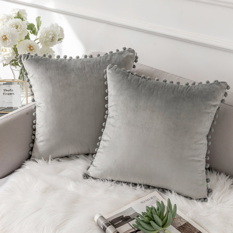 Housse de coussin Silky Velvet Series Pom-poms, Carré 18 po, Gris, Housse de coussin