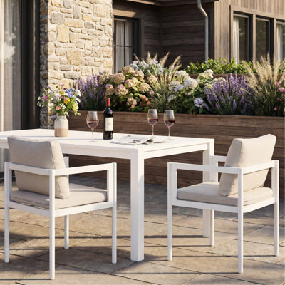 Chaise de patio toutes saisons 2 pièces, structure en aluminium blanc avec coussins en tissu beige, support de 300 lb, conception moderne pour les repas en plein air, structure facile à entretenir et stable, dimensions 23,4 po x 23,4 po