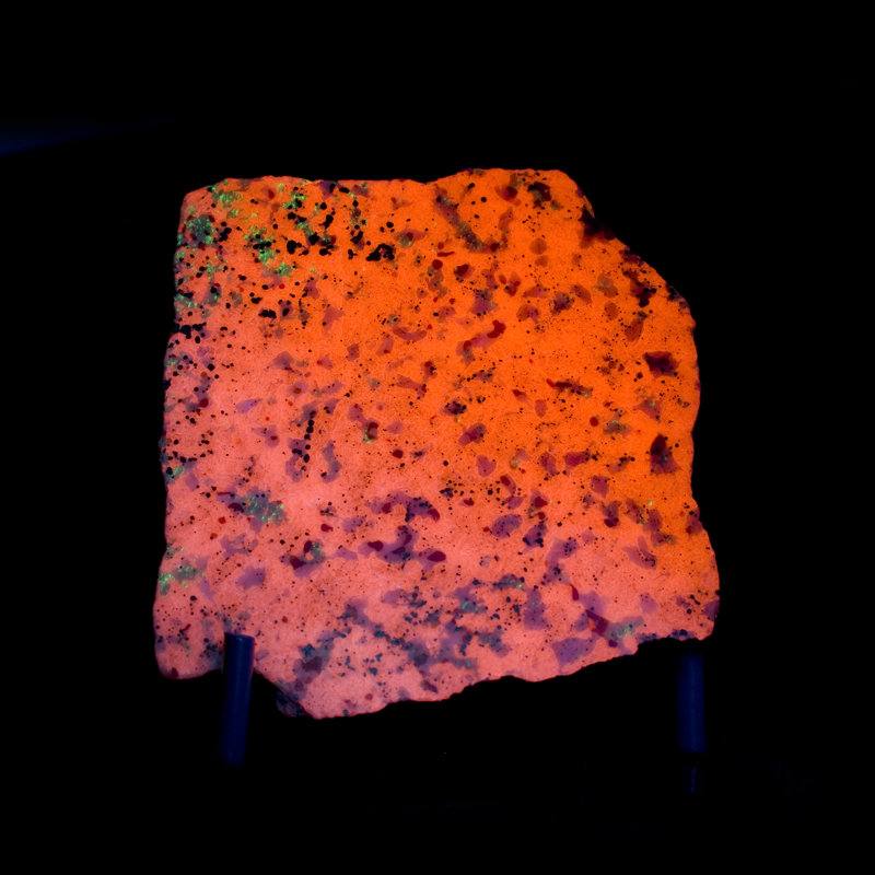 Calcite avec willetite, zinc rouge et Franklinite, plaque polie - Mine Franklin, New Jersey