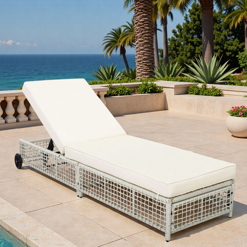 Chaise longue d'extérieur avec dossier à 5 positions, structure en rotin renforcé, repose-pieds réglables et roues mobiles