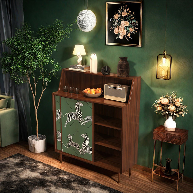 Armoire décorative en noyer