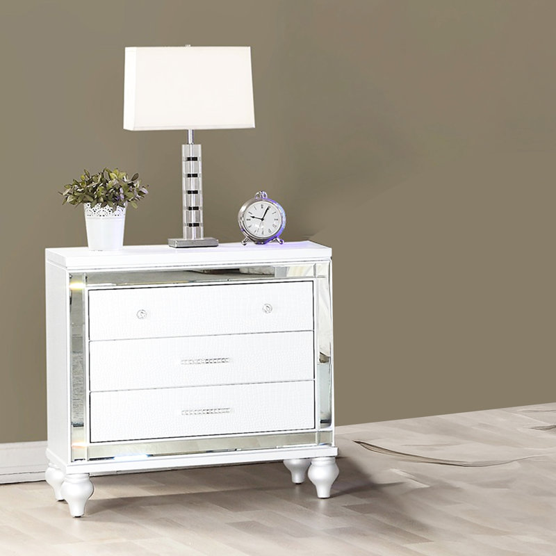 Table de chevet blanche à miroir avec design moderne et trois tiroirs spacieux pour les décorations de chambre à coucher