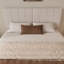 Lit flottant blanc avec bande lumineuse multicolore, grand lit, design confortable et futuriste-335715195