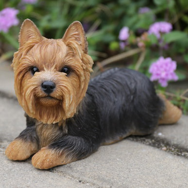 Statue de yorkshire terrier allongé