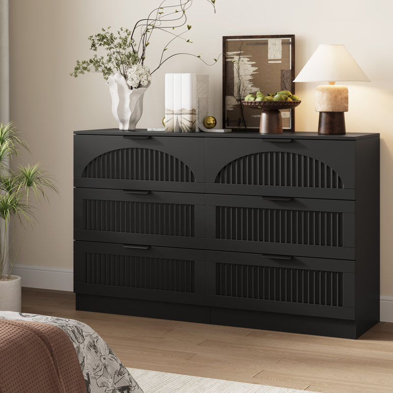 Table de chevet cannelée à 3 tiroirs de 60 cm de large avec poignées en métal, table de chevet en bois avec façades arquées pour chambre à coucher