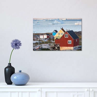 Village inuit Oqaatsut (une fois appelé Rodebay) situé dans la baie de Disko au Groenland par Martin Zwick - photographie sur toile tendue