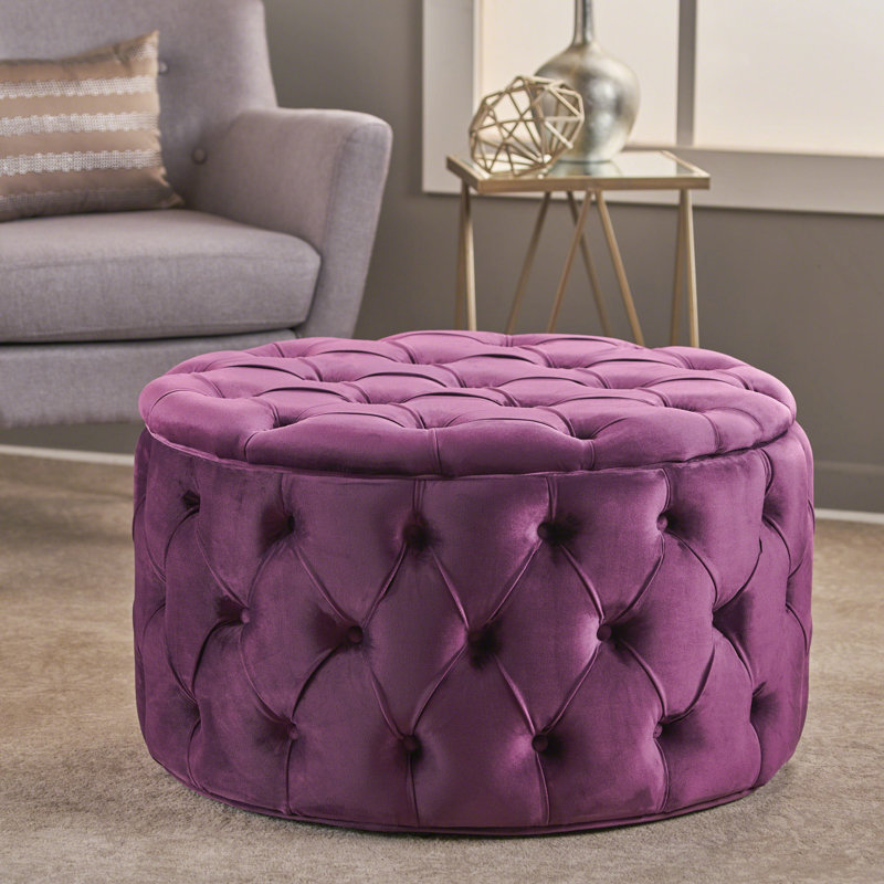 Velours fuchsia élégant avec une palette de couleurs subtiles pour une chambre glamour