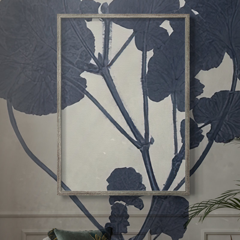 Reproduction encadrée de fleurs bleu marine pressées II - bois massif, H 15 po x l 12 po