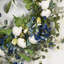 Couronne florale 26 po avec grappe de fleurs d'eucalyptus et de marguerites