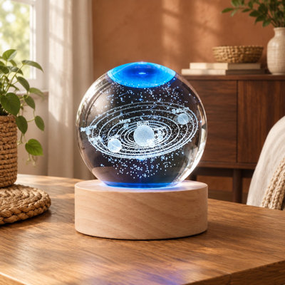 Pour les enfants, les hommes ou les professeurs de sciences passionnés par les thèmes spatiaux, cette veilleuse scientifique place une maquette de planète du système solaire, inspirée de l'astronomie et du cosmos, à l'intérieur d'une sphère en cristal 3D de 60 mm.
