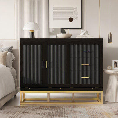 Lit escamotable avec portes en bois et tablettes intégrées