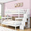 Lit superposé simple au dessus d'un lit double en bois avec escalier de rangement et garde-corps-899844230