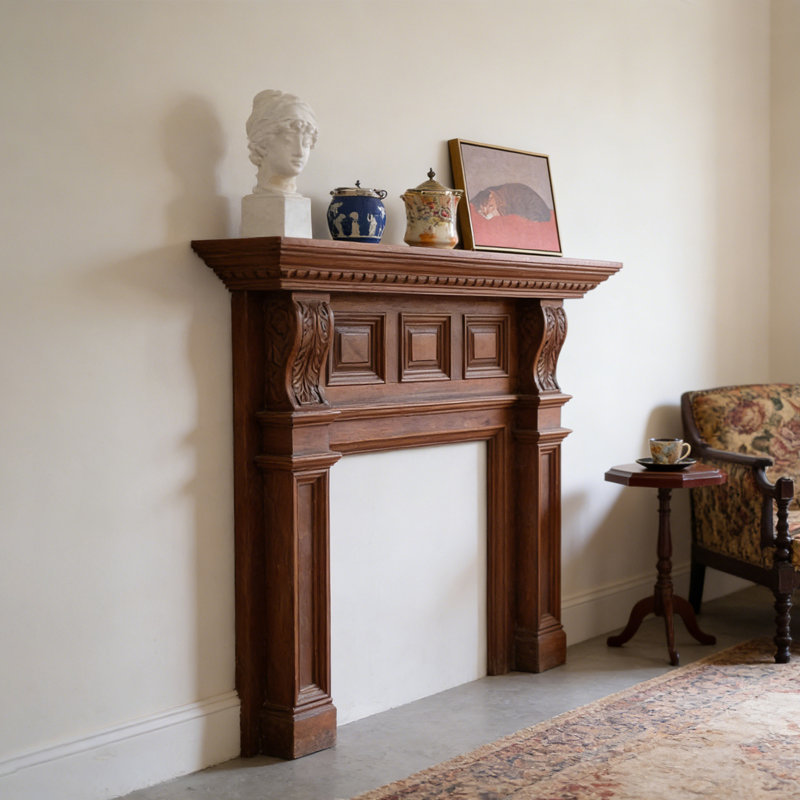 Console rétro en forme de foyer sculpté