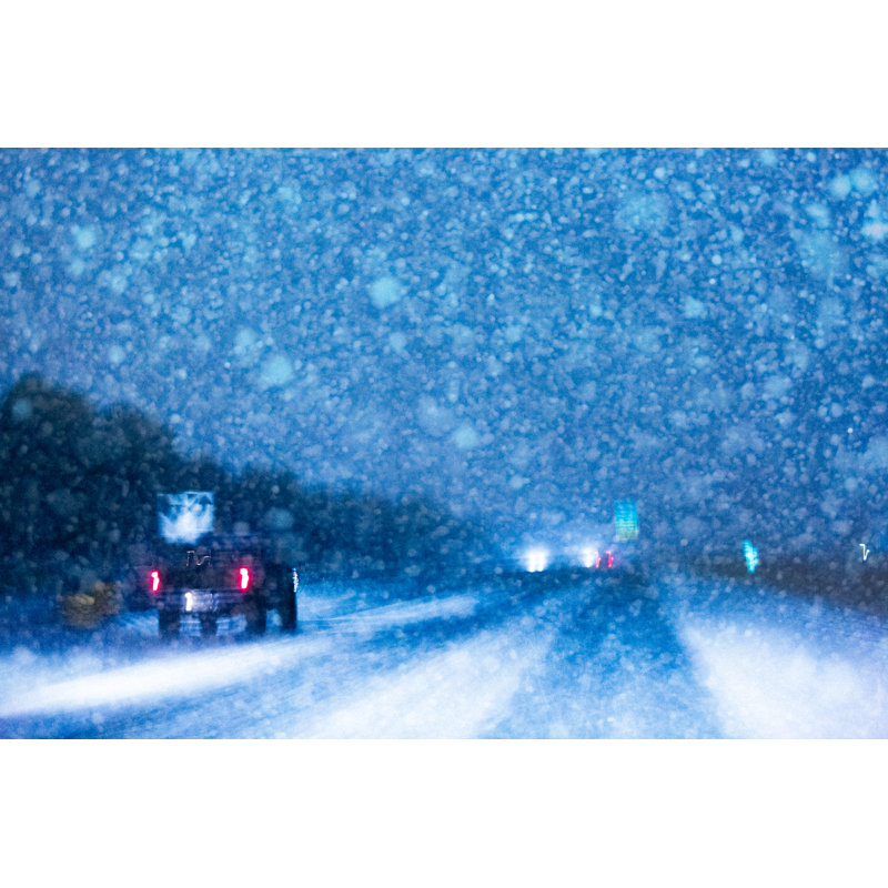 Trafic dans une tempête de neige la nuit par Debib Bishop
