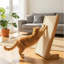 Poteau à griffer pour chat en forme de L en bois massif, tapis d'escalade vertical en sisal - un cadeau pratique et réfléchi.