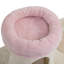 Tour pour chat rose et beige avec 3 grandes plates-formes de fleurs, des boules suspendues, une tige enveloppée pour les besoins du chat en forme d'arbre en beige, une structure stable, un lit en fleurs