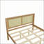 Lit plateforme queen en bois massif avec tête de lit en rotin et rangement sous le lit ; sommier non requis