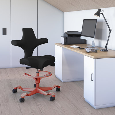 Fauteuil réglable en hauteur avec repose-pieds HœG Capisco