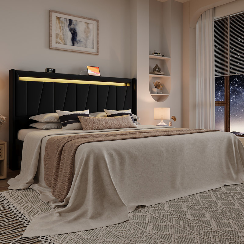 Base de lit tapissier moderne avec lumières DEL RVB, station de charge et tête de lit géométrique à oreilles, Noir