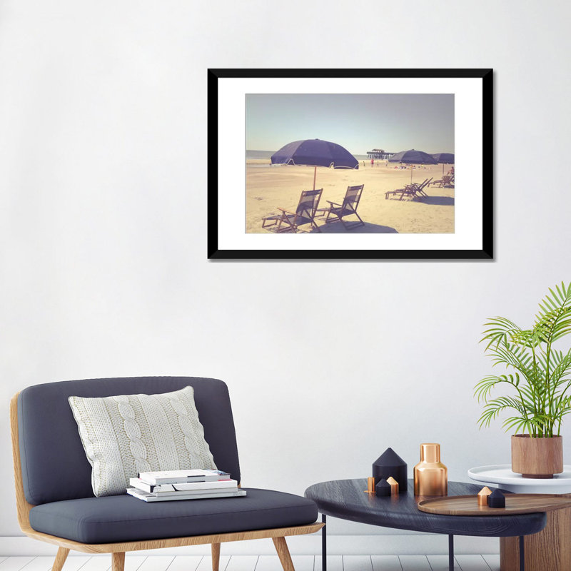 «Blue Beach Umbrellas», reproduction de photo sur toile, Papier d'art encadré noir, Blanc, H 24 po x l 32 po x P 1 po