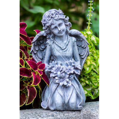 Statue ange a genou tenant des fleurs