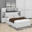 Grand lit en bois avec armoire tout-en-un, tablettes et prises