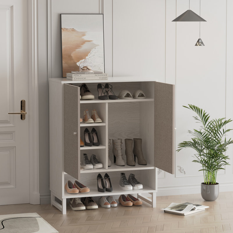 Range-chaussures avec deux portes et une tablette ouverte