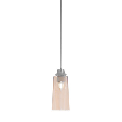 Luminaire suspendu Springfield présenté en finition graphite avec verre dégradé ambre l 5 po x H 9,75 po