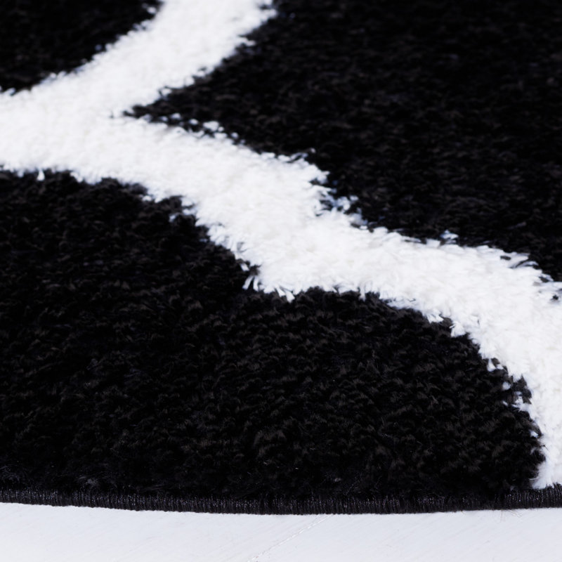 Tapis noir et blanc à motif géométrique, Rectangle 6 pi 7 po x 8 pi 7 po