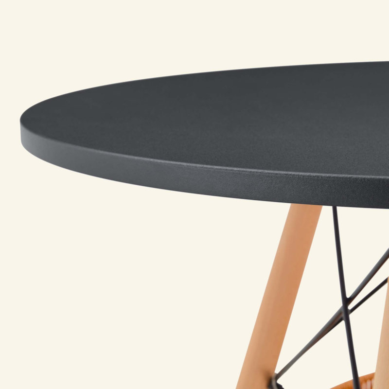 Table de salle à manger ronde, plateau en MDF thermoformé, pieds en bois massif, avec panier de rangement suspendu en osier. Une table basse décontractée, idéale pour 2 à 4 personnes.