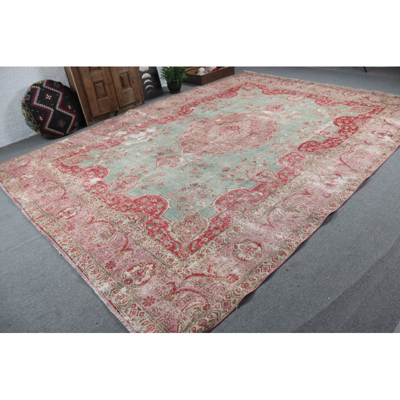 Tapis turc rétro rouge et vert pour un look de salon classique avec une finition usée organique