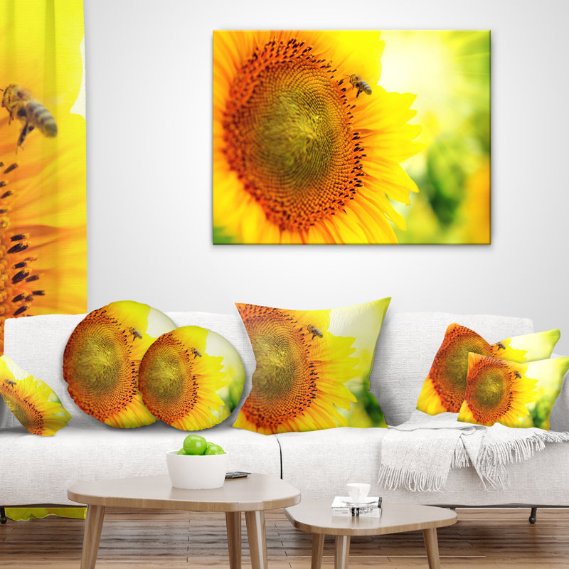Coussin décoratif en fleur d’animal de tournesol sur le terrain