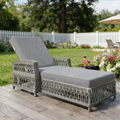 Longue chaise longue inclinable pour l'extérieur, fauteuil en osier avec accoudoirs, fauteuil inclinable réglable pour patio avec coussins moelleux amovibles
