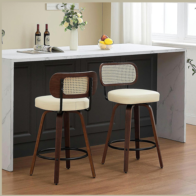 Tabourets de bar 26 po à hauteur de comptoir en rotin de 26 po avec dossier en canne et siège rembourré, ensemble de 2 tabourets de bar pivotants (noyer et beige)