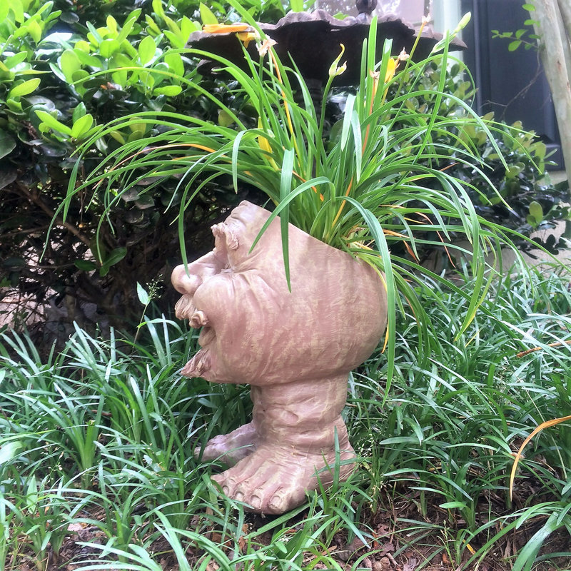 Statue de Muggly's Uncle Nate, H 12 po x l 9 po x P 9 po, Délavé à la pierre