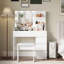 Coiffeuse de maquillage avec miroir, 3 luminaires, 4 tiroirs, un vaste espace de rangement, une multiprise blanche, 2 ports, spacieux