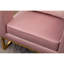 Élégante chaise d'appoint rembourrée en velours rose avec accoudoirs découpés et une base solide et glamour à structure carrée robuste-545559502