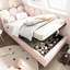 Lit de jour simple rose avec lit, rangement hydraulique, structure à lattes en métal, revêtement en velours, option lit simple en velours, base de rangement pour la stabilité-129627168
