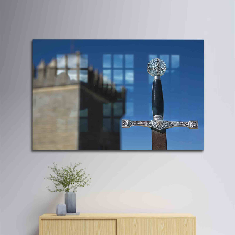 Art mural en verre trempé avec épée légendaire et paysage enchanteur de Merlin, idéal pour la maison et le bureau