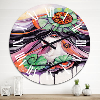 Horloge murale glamour avec visage de femme aux cheveux noirs et fleurs
