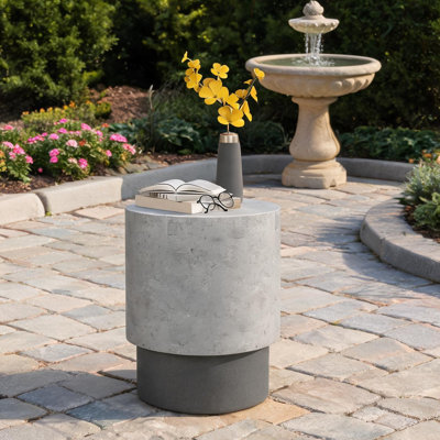 Table d'appoint ronde en béton gris avec 4 pieds réglables, 14,6 po de diamètre, finition gris doux pour un décor intérieur et extérieur moderne