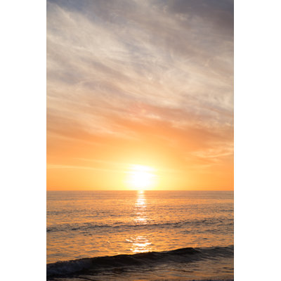 Soleil couchant sur l'horizon au-dessus de l'océan par Ideabug