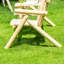 Ensemble de jardin avec table et chaises en bois, foyer extérieur pour porche, terrasse ou jardin, tons naturels.