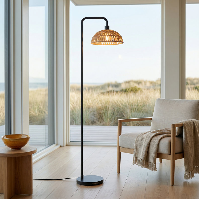 Lampe sur pied arquée noire avec abat-jour en rotin Sandy