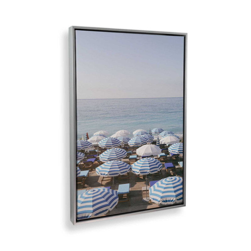 Parasols bleus par le rivage sur toile, H 36,75 po x l 24,75 po, Cadre flottant en chrome poli