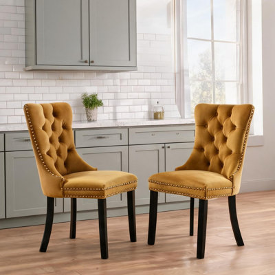 Chaise de salle à manger combinant des pieds en bois massif et un cadre réglable avec des détails capitonnés